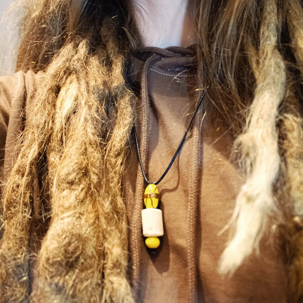 Handgjort (av mig) halsband med ett hänge av glas/porslin och trä. Halsbandet har en klassisk låsmekanism i nacken. 💛. Asusteet.