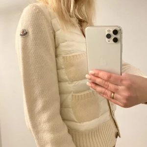 Moncler cardigan  - Jättefin cardigan från moncler i fint skick storlek S. Köpt på vestiaire och är äkthets kollad. 