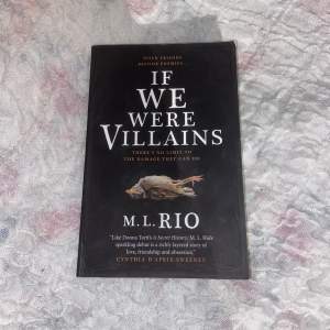 Säljer if we were villains boken för 70kr :) Ser lite läst ut Mycket dark academia vibes