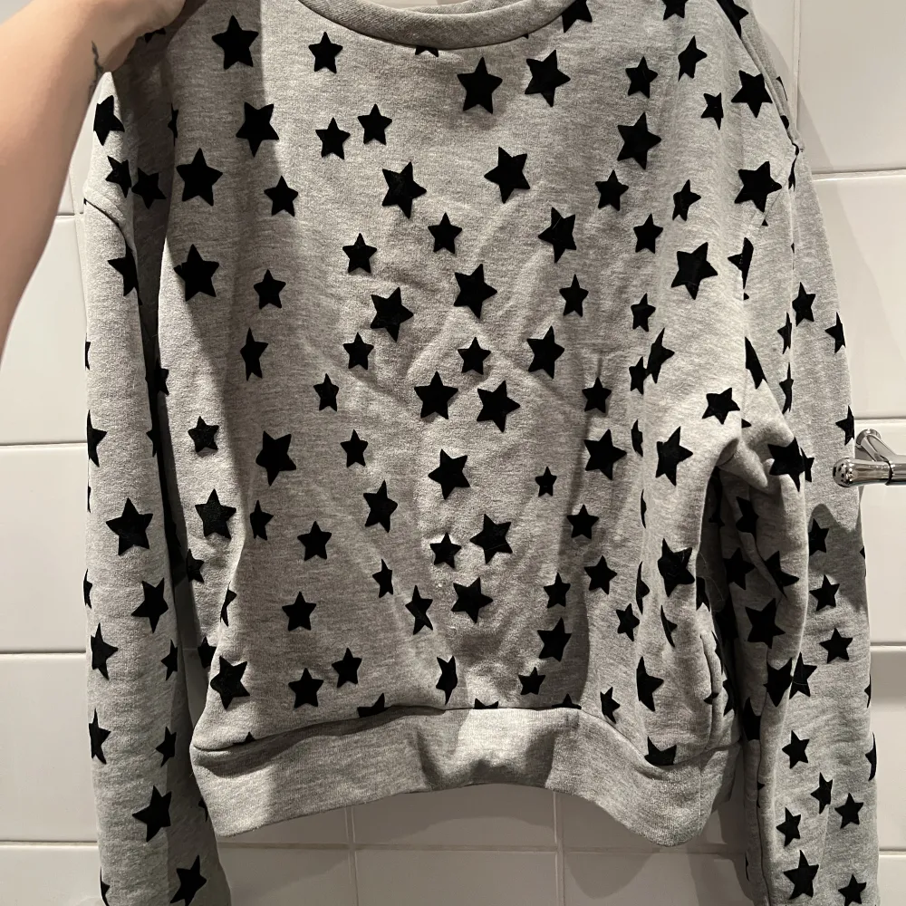 säljer denna superfina sweatshirten från MAJE!🥰 i strl 2 - passar mig med xs-s!💕 stjärnorna är i sammet! Sparsamt använd & INTE NOPPRIG⚡️ nypris är över 1500 kr! Jag är 171 cm lång! PERFEKT JULKLAPP!!!⚡️ använd gärna köp nu!🤍. Tröjor & Koftor.
