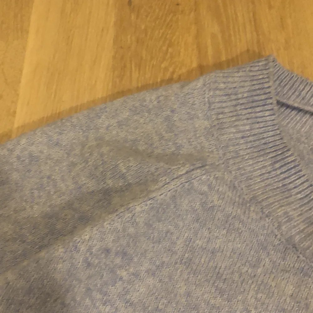En blå stickad tröja, väldigt fin färg och inte sä ”tråkig”. Vill inte ha längre för använder inte längre. Vid slutet av armarna så har den en liten prick av smuts men det är inget man ser. Stickat.