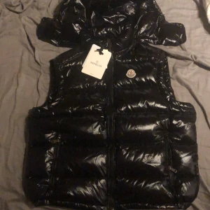Moncler Väst - Tja, Säljer just nu min Moncler väst då den var för liten för mig. QR-Kod finns samt bevis på äktehetsbevis. Skriv för fler frågor. Kan tänka mig gå ner vid snabb affär.
