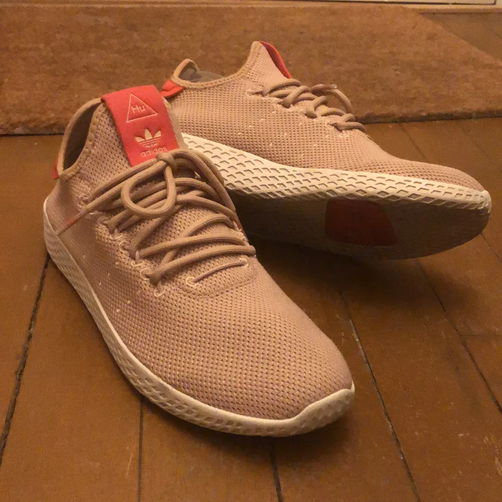 Ett par riktigt bekväma och snygga Adidas Pharell Williams skor i färgen beige. Har använt de 2 gånger och är så gott som nya.  Är i storlek 38 2/3. Svårt att få tag på de här skorna.                                                NYPRIS: 900kr. Skor.