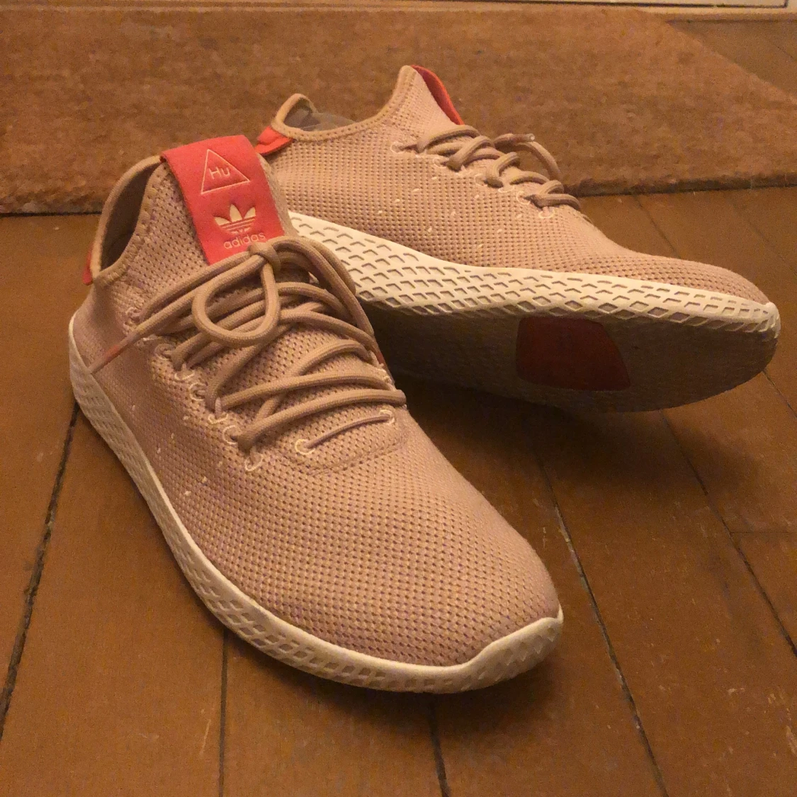 Adidas Pharell Williams i Beige