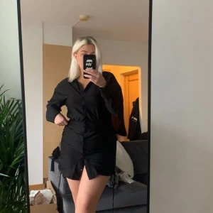 Klänning från Nelly - Svart klänning från Nelly med ”drag” på sidorna och stängs med knappar hela vägen💞 storlek M, pris går att diskutera 