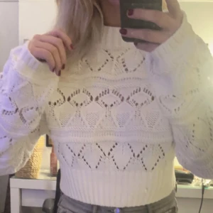 Stickad Tröja - Säljer en av mina favorit tröjor från Gina. Köpt för några år sen o man ser inte riktigt igenom men det är hål i så jag brukar ha linne under. Storlek xs men passar som S. Inga fläckar eller så och jättefin till vinter🫶🏼