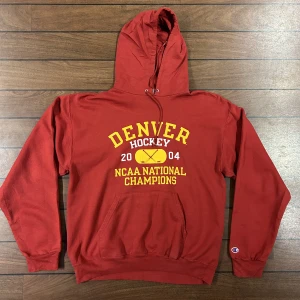 Champion Denver Hoodie  - Fin röd champion Hoodie i storlek M!         Skriv om de är något du undrar över!  Använd gärna Köp nu!🙏