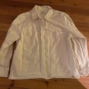 Ljus beige Weekday skjortjacka. Fungerar som skjorta eller Jacka när det är lite varmare. Fräsch till vår och sommar.