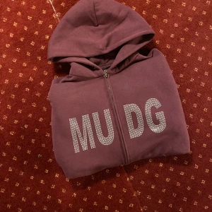 MUDG Rhinestone Zip Hoodie - sparsamt använd