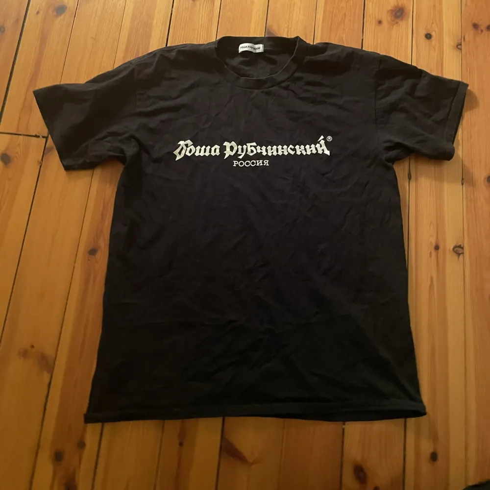 Svart bomulls Gosha Rubchinskiy tröja med logo. bra skick i strl S. . T-shirts.