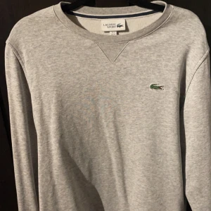 Lacoste tröja - Säljer denna lacoste tröja då den är för liten för mig, tröjan är knappt använd och är i utmärkt skick.
