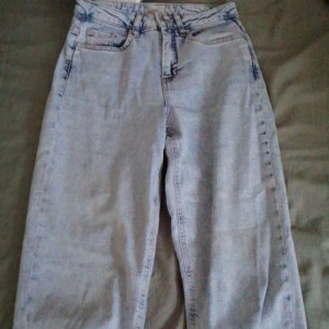 Jeans, högmidjade  - Använda men är i bra skick 