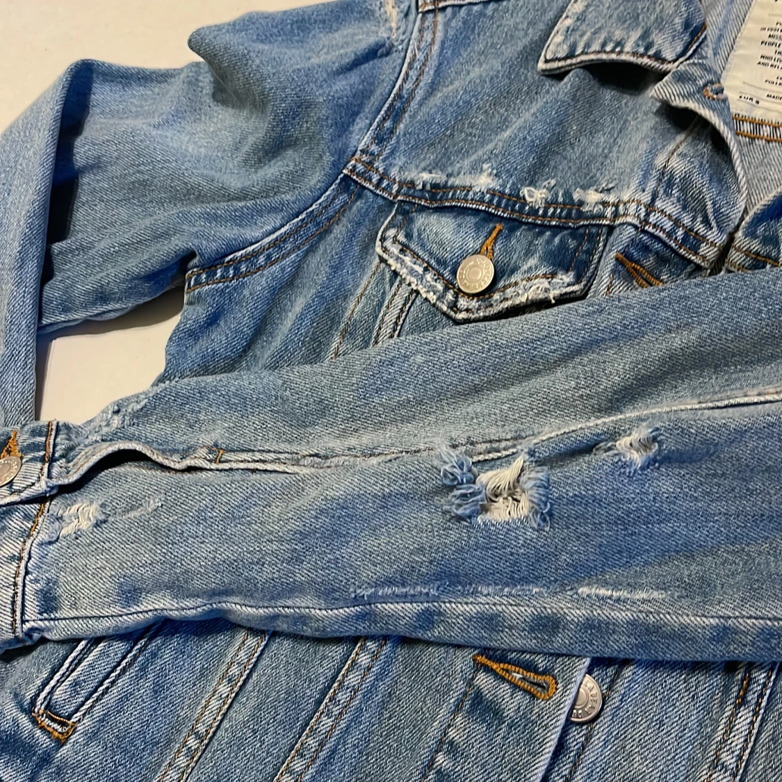 Jeans jacka o sliten look - 91