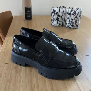 Skit snygga loafers från zara. Har använts en gång. Har för många skor och har inte hittat tillfället att ha dem.