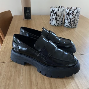 Snygga loafers från zara - Skit snygga loafers från zara. Har använts en gång. Har för många skor och har inte hittat tillfället att ha dem.