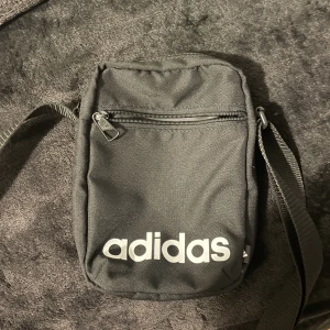 Svart adidas axelväska - Bra skick 