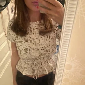 Zara tröja - Supersöt topp med knytning i midjan ifrån zara🤍