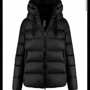 Vinterjacka bombooige  - Säljer nu min fina vinterjacka från Bomboogie som är i super skick och andvänd fåtal gånger. ❤️ Vid intresse skriv för mer bilder osv. Nypris 3300kr ❤️