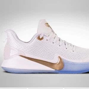 NIKE KOBE MAMBA FOCUS METALLIC GOLD - Snygga basketskor som är väldigt svåra att få tag på. De är i storlek 46, endast använda 2 gånger då de inte passade. Så i nyskick! Köptes för 3955kr på basketzone.net. Säljs för 1200kr plus 99kr spårbar frakt😊 Hör av dig vid frågor!