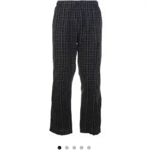 Gröna pyjamasbyxor i storlek L, jättesköna och snygga men har fått ett par andra i present så får ej användning för dessa tyvärr! Säljer för 175kr+ frakt🥰 Köpte för 240kr