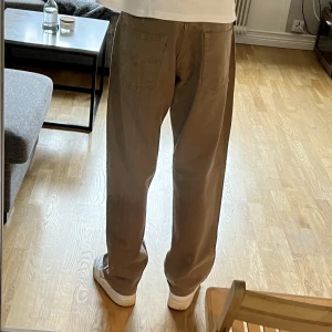 Levis 519 02 w33 l32 - Olivgröna Levis 519 02 i storlek W33 L32. Baggy fit.   Finns ett litet märke längst ner på vänster ben. Skriv för bild. Samfraktar vid intresse.