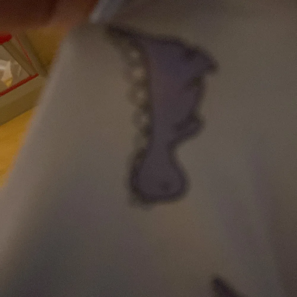 Jättefin Pyjamas med lila dinosaurie mönster😊 storlek 150❤️ Säljer på grund av att den inte kommer till andvändning. Inga fläckar eller annat smuts👍 Så den är som ny🫶. Övrigt.