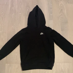 Nike hoodie svart - Denna Nike hoodie är en bekväm och snygg hoodie som man kan ha i de flesta tillfällena. Den är i jätte bra skick och har inga hål men den har bara legat i min garderob så därför tycker jag att det är dax att sälja den.