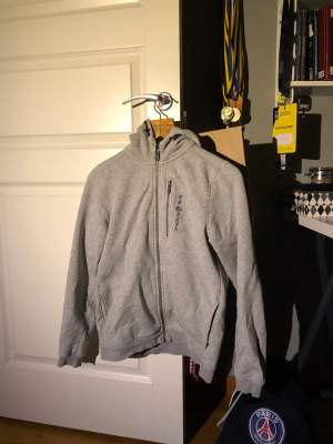 Fin hoodie som har använts väl men försiktigt. Tyvärr har den blivit förliten därav säljer jag den. Den är i fint skick utöver att den är lite sliten inuti. Strlk 170. Nypris : 1000kr 