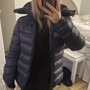 Ralph lauren jacka - Marinblå jacka k fint skick, skriv för fler bilder, köpare står för frakt❤️ strl L i barn men passar mig som vanligtvis är xs/s i jackor.