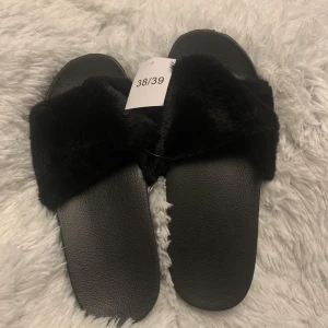 Tofflor fluffiga  - Fluffiga tofflor 38/39