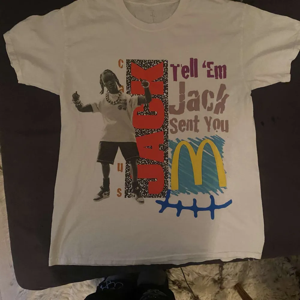 Hej säljer denna feta cactus-jack x mcodonalds  t-shirt säljer pågrund av att den är tyvär för stor annars är den i bra skick . T-shirts.