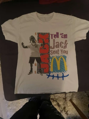 Cactus jack t-shirt - Hej säljer denna feta cactus-jack x mcodonalds  t-shirt säljer pågrund av att den är tyvär för stor annars är den i bra skick 