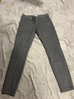 Kostymbyxor från Only & Sons 30/32 - Gråa kostymbyxor från Only & Sons med storlek W30 L32, använda men fräscha. Pris kan diskuteras vid snabbaffär.