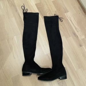 Knee high boots - Säljer dessa svarta knee-high boots i mockaimitation, köpta från Nelly. De är i jättefint skick då jag knappt använt dem, storlek 37.