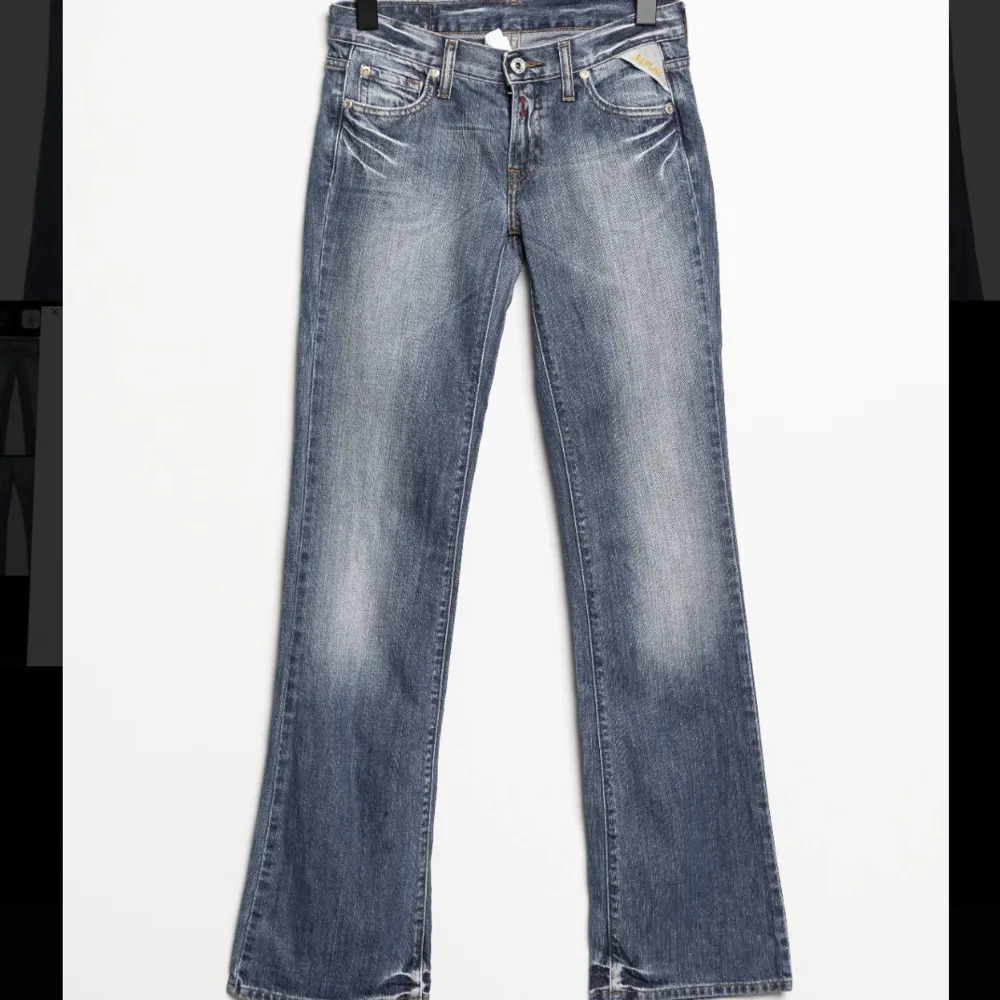 Jättesnygga Replay jeans. bootcut modell. Jättebra skick men tyvärr för små på mig . Jeans & Byxor.