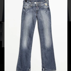 Lågmidjade replay bootcut jeans  - Jättesnygga Replay jeans. bootcut modell. Jättebra skick men tyvärr för små på mig 