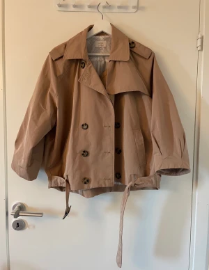 Croppad trenchcoat - Sååå snygg trenchcoat från Nümph!  Aldrig använt och som helt ny!  Kan skickas eller mötas upp i Skåne 🥰