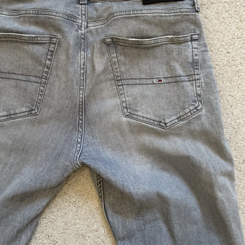 Tommy Hilfiger jeans ljusgrå  Storlek 33 midja och 34 längd Inga defekter skick 9/10 Nypris 1600. Jeans & Byxor.