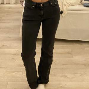 Snygga midwaist jeans från Weekday i modellen Twig. Använda fåtalet gånger. Väldigt snygga och bekväma. Sälja pga förstora. Budning om fler är intresserade 