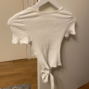 Öppen rygg  - Super söt t shirt med öppen rygg🤍🤍