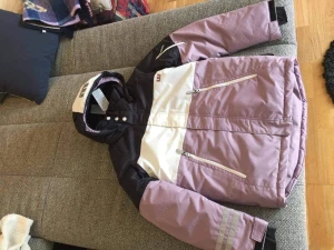 Vinterjacka - En oanvänd vinterjacka med fodrad insida i storlek 170 som är i nyskick. Säljs på grund av att dottern ej använt den. Frakt ingår i priset 