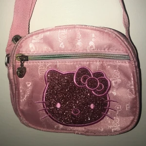 Hello Kitty Väska  - Hello Kitty väska, lite skrynklig i bandet men jag kan fixa det lätt innan den fraktas.  Inget pris satt så kom med prisförslag 💓🎀 Betalning sker via swish och frakt varierar💖 ALLT SKA BORT SÅ KOM MED BUD!💓