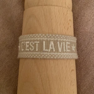 Vet inte  - Hej, Drtta armband är från London. Jag har speciellt inte andvendigt den så mycket och hoppas att ni vill köpa.💕💕