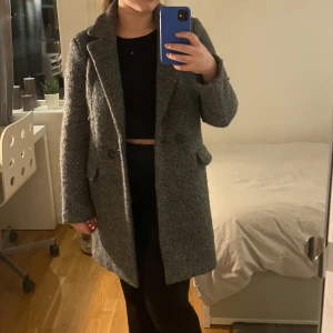 Mossgrön kappa i ull  - Super snygg kappa i ull med en fin grön färg, tyvärr för liten för mig. Storleken är M, men passar som S/M. Från ONLY och köpt från ASOS hemsida.😀 Frakt ingår ej. 