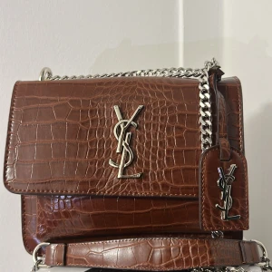 Yves Saint Laurent Väska - Helt ny, jätte bra kvalitet på den och oanvänd. 