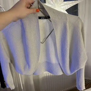 Gina tricot topp - Sååå söt och vintrig liten kofta med trekvartärm. Den är vit och glittrig så den påminner nästan om snö😍 