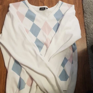 Tröja XL - Storlek:liten XL. Färg:Ljustblå, ljustrosa och vit. Sick:Bra