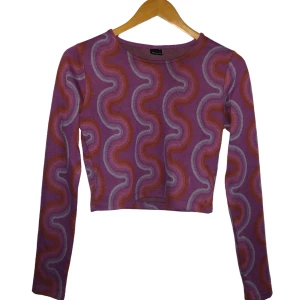 Gina tricot - En as cool gina tricot tröja, den är hyfsat tight och lite croppad, är använd några fåtal gånger så är inprincip i nyskick! <3333