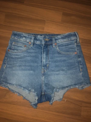 H&M - Korta byxor från H&M i storlek 38