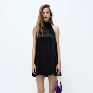 Svart klänning - As snygg svart klänning med snörning runt halsen och öppen rygg. Storlek M/L.  Lappen sitter kvar och den är oanvänd då jag har två stycken exakt likadana!  Köparen står för frakt, annars kan jag mötas upp! 💞